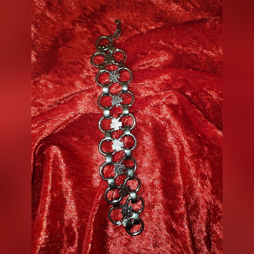 Vintage Silver Tone 🍀 Four-leaf Clover Bracelet With Fold Over Clasp